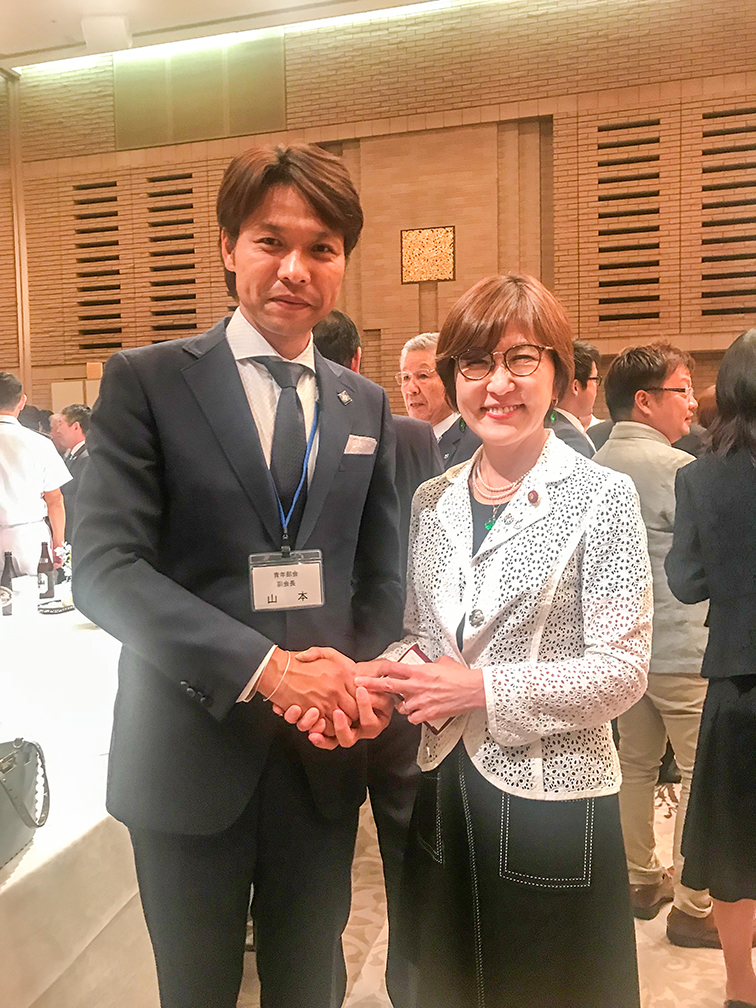 全国防衛協会連合会創立30周年記念式典及び記念祝賀会に出席。前防衛大臣(当時) 稲田朋美 衆議院議員から、青年部会長としての役割に対し励ましのお言葉を頂戴いたしました!