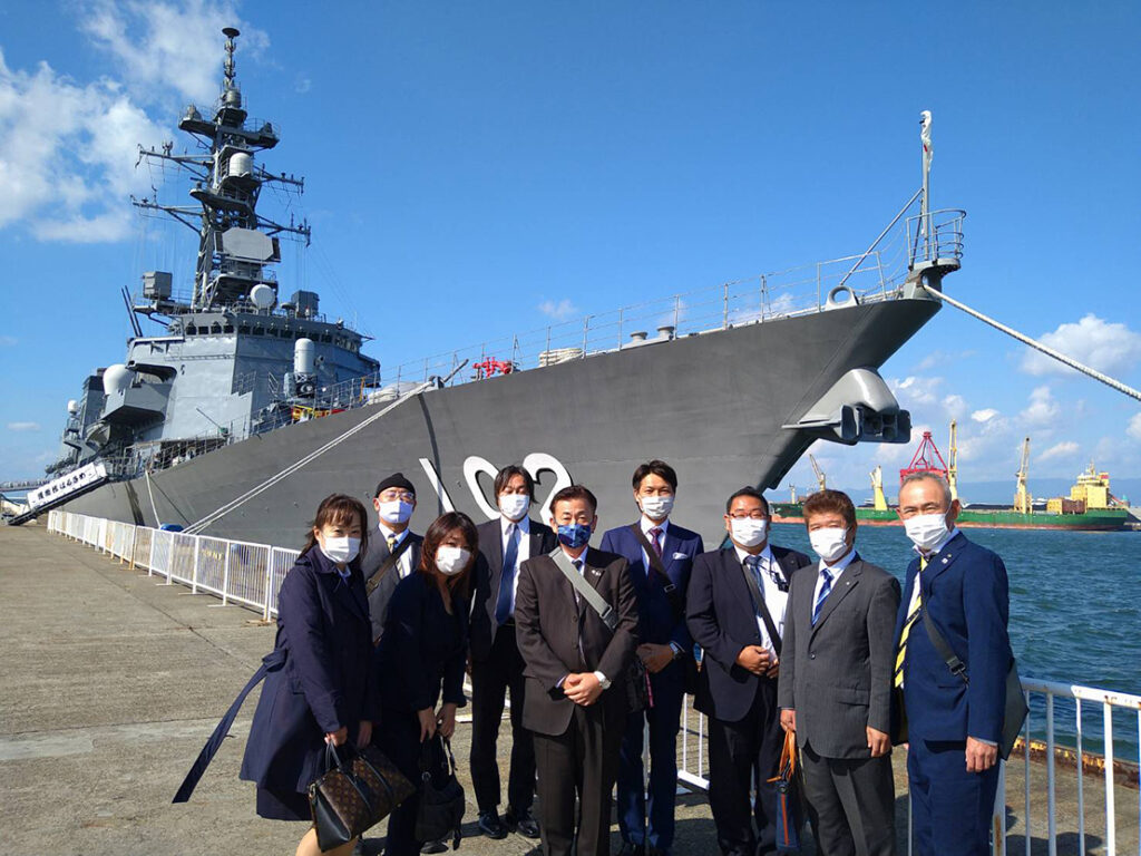 近畿地区防衛協会青年部連絡協議会 第15回青年研修大会「大阪大会」 部隊研修において、大阪湾に停泊中の護衛艦はるさめに乗艦!