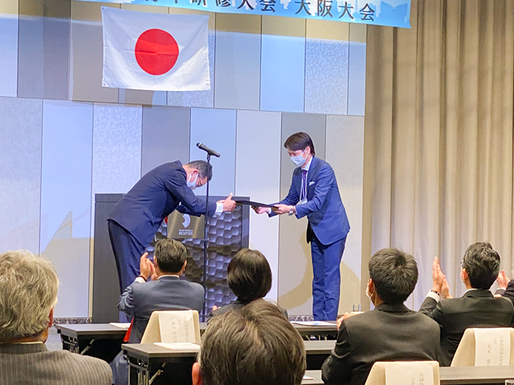 近畿地区防衛協会青年部連絡協議会 第15回青年研修大会「大阪大会」<br> 記念式典において、前会長として感謝状を贈呈していただきました。