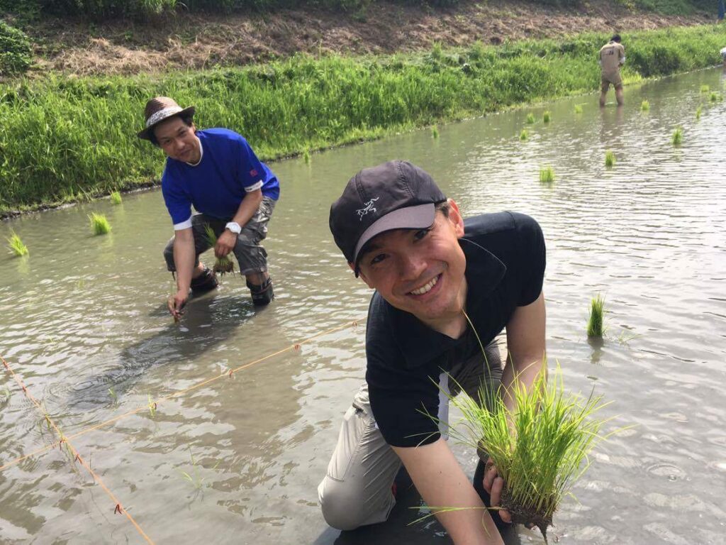 米作りイベントに参加。並河天理市長とともに手植えによる稲作を行いました。
