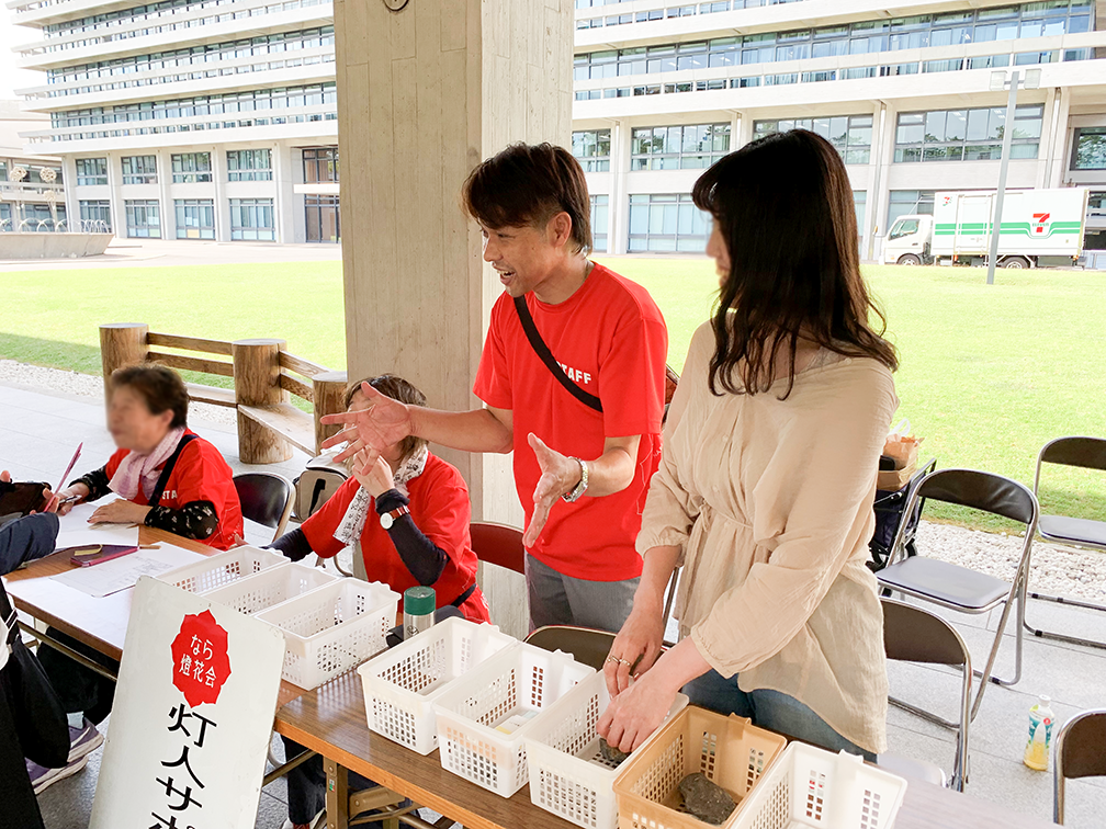奈良の夏の風物詩「なら燈花会」当日サポーターの受付を担当しています。