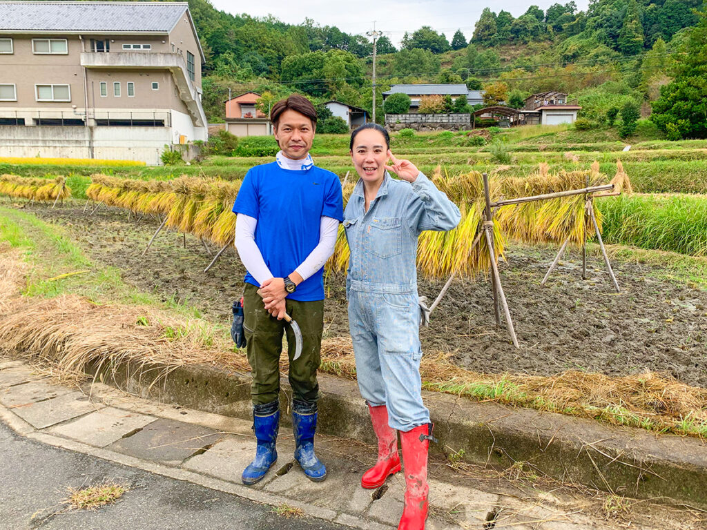 河瀨直美監督の無農薬のお米作りには毎年参加しています。多くの仲間と共に田植えから稲刈りまで手作りの稲作を楽しんでいます。