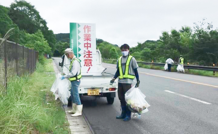 地元自治連合会有志による県道奈良名張線の道路清掃活動に参加しました。