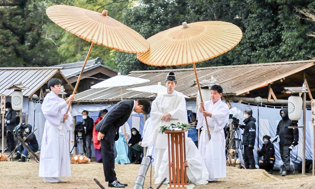 春日若宮おん祭りお旅所祭に議会を代表して参列し、榊を奉納しました。