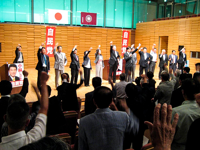 2014年5月の自民党奈良県第一選挙区支部の総会にて「頑張ろうコール」の発声を担当しました。