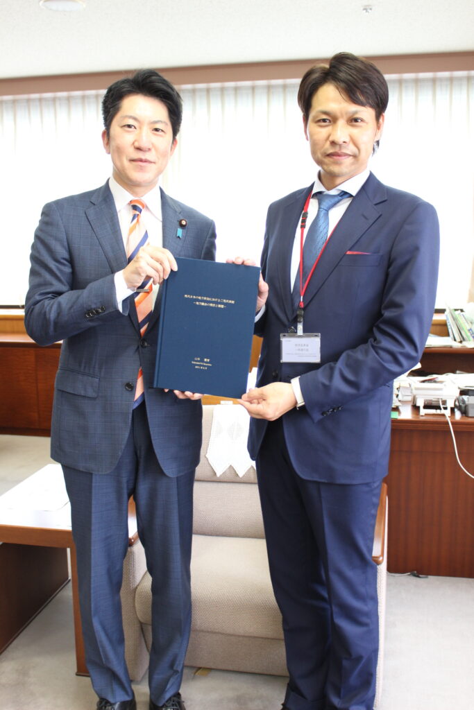 2021年3月 経済産業大臣政務官 佐藤啓 参議院議員を表敬訪問し、大学院で執筆した学位論文をお渡ししました。