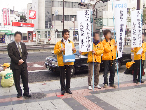 東日本大震災の義援金募金活動を近鉄奈良駅前にて実施しました。