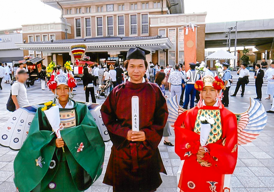 ご縁から采女祭花扇奉納行列へ長男長女と共に参加しました。