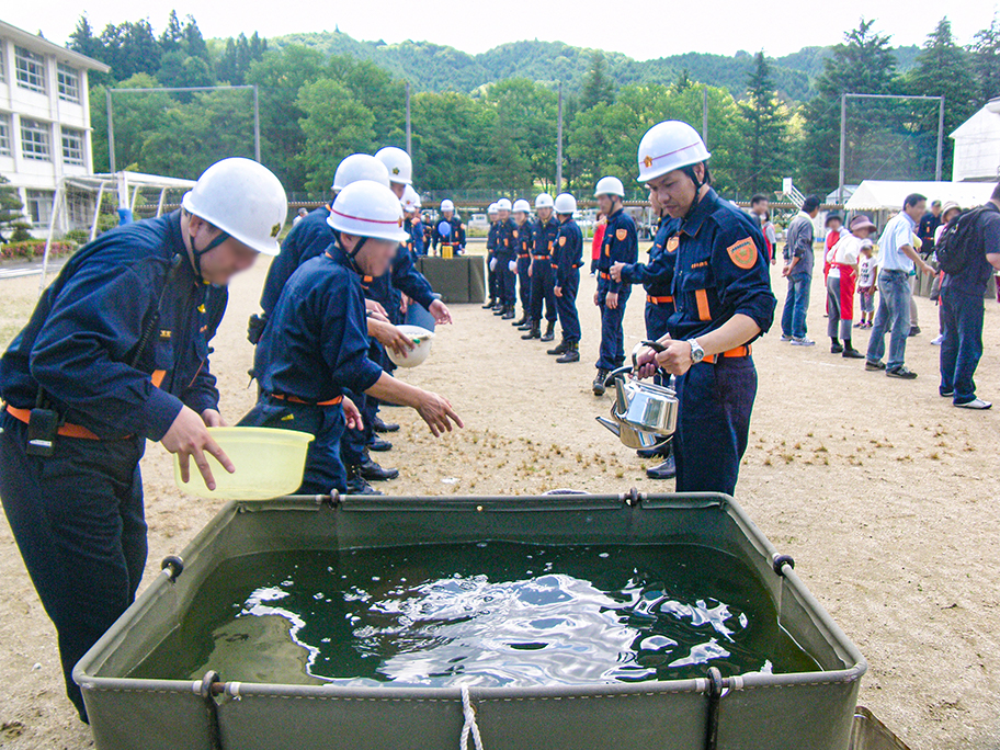 防災訓練にてバケツリレーで消火訓練。